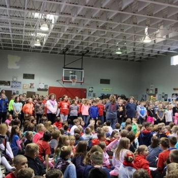 Class of 2024 share a song of thanks with the veterans
